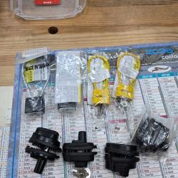 LOT DE 8 VERROUS DE PONTET