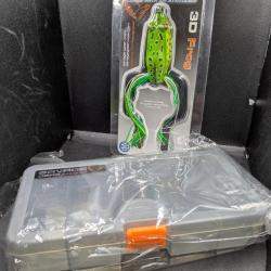 Lot 493 / lot SAVAGE GEAR, FROG 3D  + 1 BOITE SAVAGE GEAR 18.6X10.3X4 cm