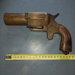 Lance fusee fran&ccedil;ais de l'a&eacute;ronautique 1917