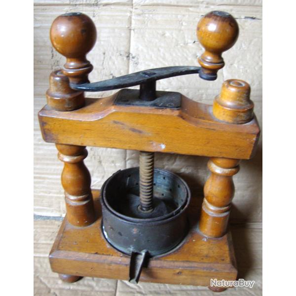 Ancienne Presse � Canard en bois  et  tole �tam�e D�but 20�me