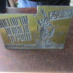 Plaque impression publicitaire film Quelqu'un derri&egrave;re la porte 1971