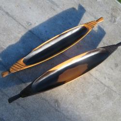 Grande paire de plateau de pr&eacute;sentation en forme de cano&euml; Africain en bois sculpt&eacute; - AFRIQUE (XXe)