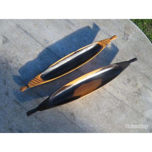 Grande paire de plateau de pr�sentation en forme de cano� Africain en bois sculpt� - AFRIQUE (XXe)