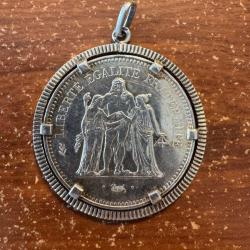 Pi&egrave;ce de 50 francs Hercule sertie