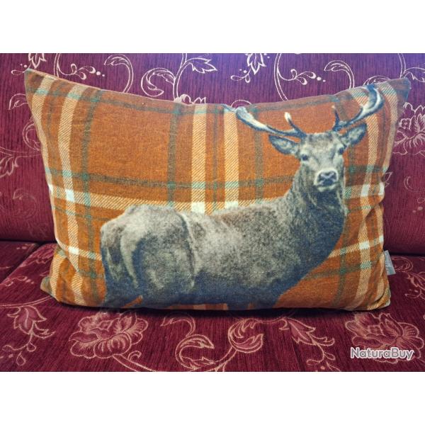Coussin d�houssable motif cerf �laphe