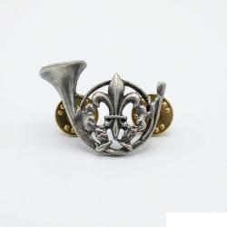 Cor de chasse et fleur de lys - Hauteur : 30 mm - Largeur : 36 mm