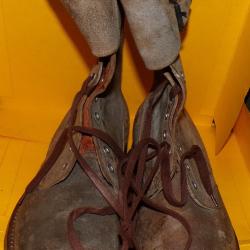 RANGERS CROUTE DE CUIR DE 1961 , BOTTES DE MARCHE, POINTURE 42 ,ETAT  NEUF DE STOCK. FABRICATION  FR