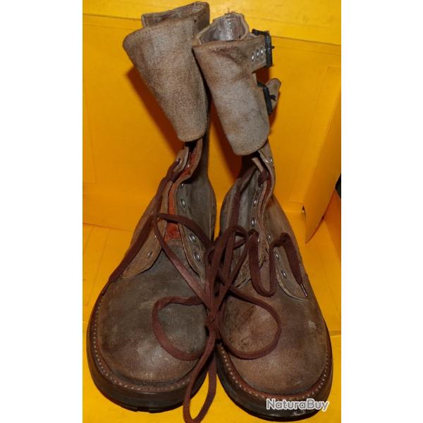 RANGERS CROUTE DE CUIR DE 1961 , BOTTES DE MARCHE, POINTURE 42 ,ETAT  NEUF DE STOCK. FABRICATION  FR