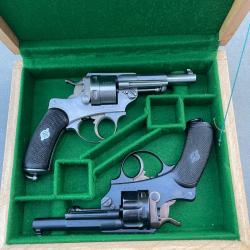 Ensemble en coffret d'un revolver r&eacute;glementaire mod&egrave;le 73 et d'un revolver r&eacute;glementaire mod&egrave;le 74