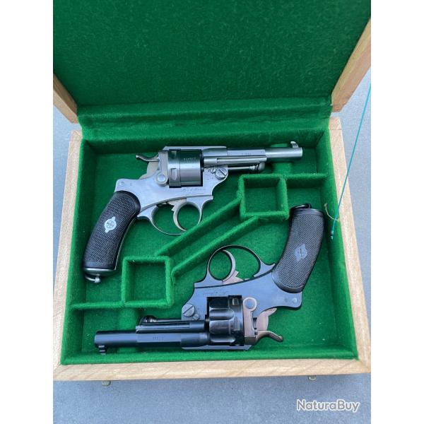 Ensemble en coffret d'un revolver r�glementaire mod�le 73 et d'un revolver r�glementaire mod�le 74