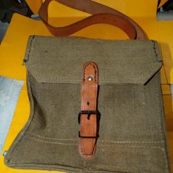SACOCHE PORTES CHARGEURS DE FM 24/29 DE L'ARMEE FRANCAISE , AVEC SA SANGLE EN CUIR POUR LE TRANSPORT