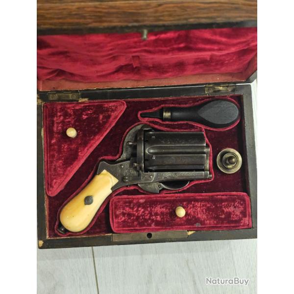 Revolver poivri�re 9mm broche en coffret