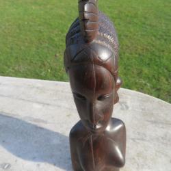Grande statuette Africaine en bois sculpt&eacute; &agrave; la main repr&eacute;sentant un buste de femme - SENEGAL (XXe)