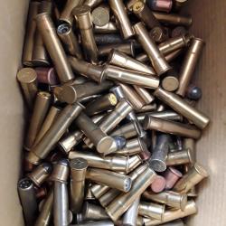 Lot de 1,5kg de bakkes et cartouches cal.9mm flob