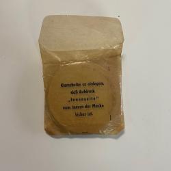 ETUIS DE MASQUE A GAZ ALLEMAND PATRONYMIQUE ANNEES 1945 AVEC SON FILTRE SOUS PAPIER CRISTAL