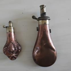 Lot de deux poires &agrave; poudre en cuivre et laiton