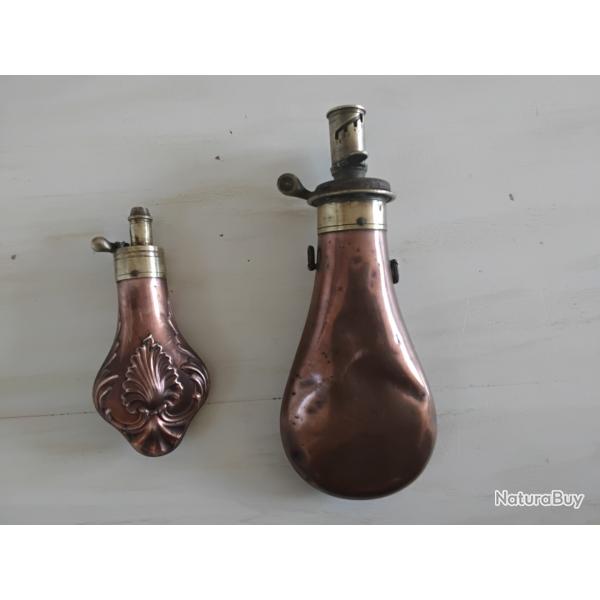 Lot de deux poires � poudre en cuivre et laiton