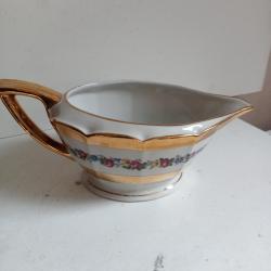 saucier  en porcelaine d'art sign&eacute; J.R france hauteur 8,5 cm  longueur  22 cm