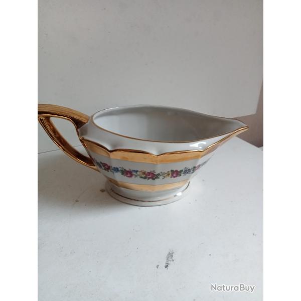 saucier  en porcelaine d'art sign� J.R france hauteur 8,5 cm  longueur  22 cm