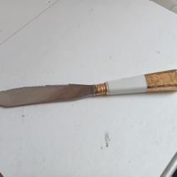 couteau  en porcelaine dor&eacute; longueur 27,5 cm