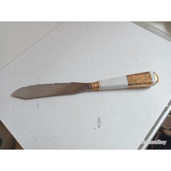 couteau  en porcelaine dor� longueur 27,5 cm