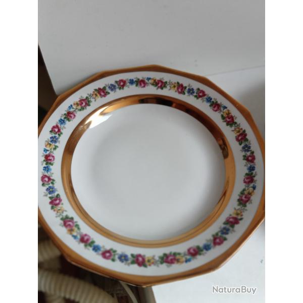 assiettes x2 en porcelaine d'art sign� J.R diam�tre 23 cm