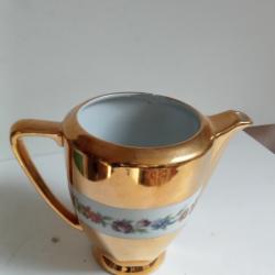 pot en porcelaine de limoges hauteur 11,5 cm x 15 cm, petit manque