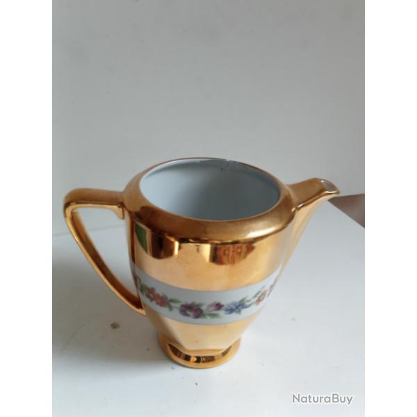 pot en porcelaine de limoges hauteur 11,5 cm x 15 cm, petit manque