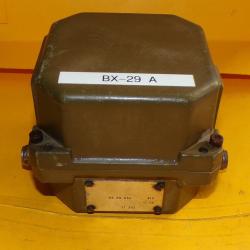 ARMEE AMERICAINE U.S : BOITE ACCORD ANTENNE BX 29 POUR EMETTEUR ER56 , POIDS 2 KILOS DIMENSION 12 CM