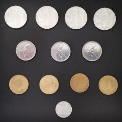 Lot de 12 pi&egrave;ces italiennes anciennes