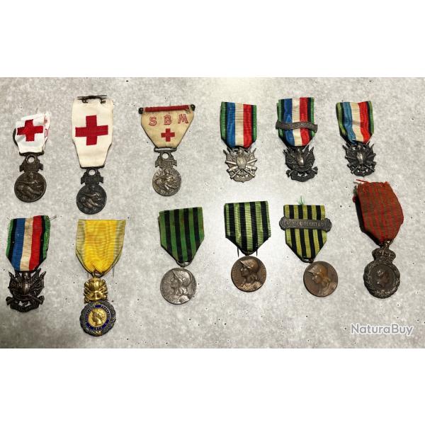 Lot de 12 M�dailles