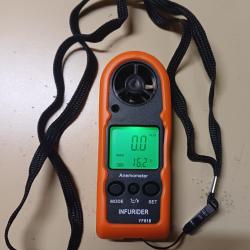 An&eacute;mom&egrave;tre avec coque silicone