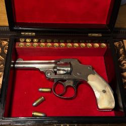 Beau SMITH & WESSON .32sw nickel&eacute; plaquettes nacre dans un superbe coffret !