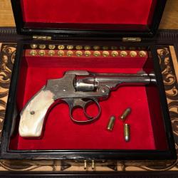 Beau SMITH & WESSON .32sw nickel&eacute; plaquettes nacre dans un superbe coffret !