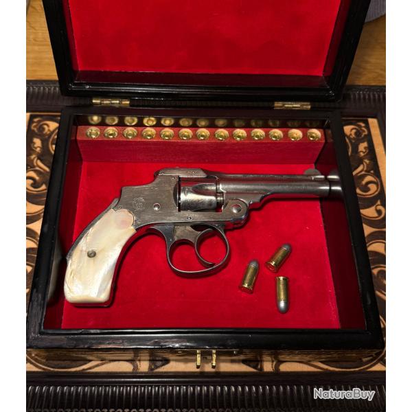 Beau SMITH & WESSON .32sw nickel� plaquettes nacre dans un superbe coffret !