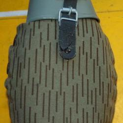 ARMEE ALLEMANDE : GOURDE EN PLASTIQUE AVEC SON QUART ET SA&nbsp; HOUSSE ,&nbsp; ETAT NEUF VOIR PHOTOS . POUR T