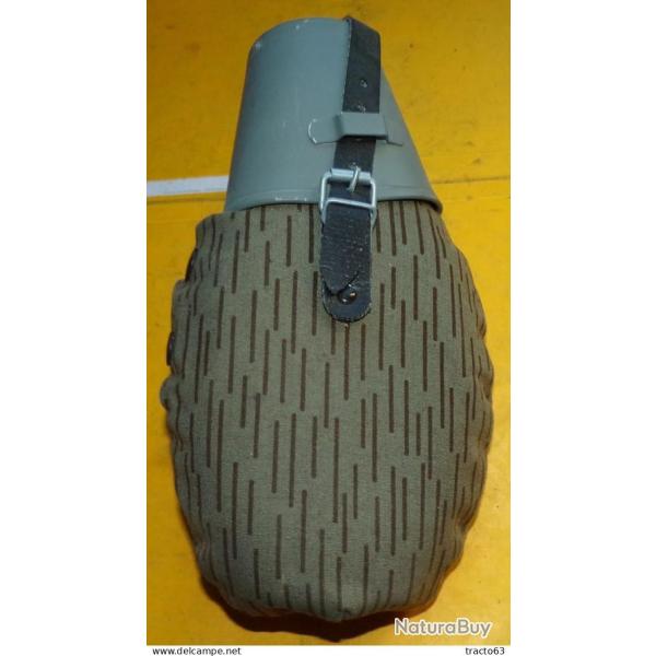 ARMEE ALLEMANDE : GOURDE EN PLASTIQUE AVEC SON QUART ET SA� HOUSSE ,� ETAT NEUF VOIR PHOTOS . POUR T