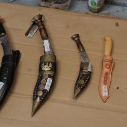 UNE COLLECTION DE  3  COUTEAUX NEPALAIS