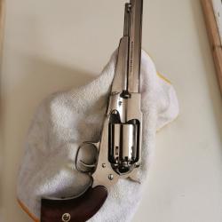 Revolver Remington 1858 nickel&eacute; de calibre 44, de la marque Pietta.