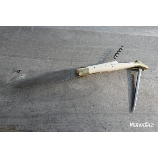 Laguiole "Carte de France". Manche ivoire. 3 pi�ces:Lame carbone; tire-bouchon 5 spires; poin�on.