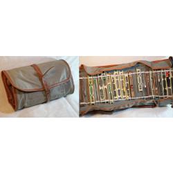 N&eacute;cessaire complet de p&egrave;che avec lignes mont&eacute;es dans un &eacute;tui &agrave; rouler en tissus COU24PEC001