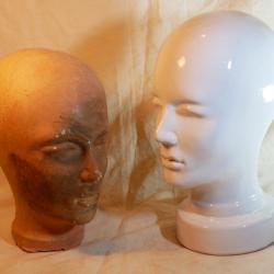 PETIT PRIX Lot de 2 t&ecirc;tes fa&iuml;ence blanche - pour pr&eacute;senter des coiffures militaires en l'&eacute;tat