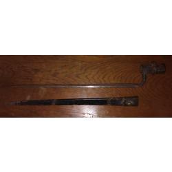 Ba&iuml;onnette a douille et son foureau cuir jus de grenier a identifier