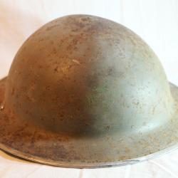 W/|D - Casque britannique sans int&eacute;rieur couleur verte restant insigne WWII ref LIS25CSQ001