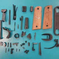 Grand lot de pi&egrave;ces type Colt 1911 Commander 9 mm