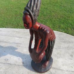 Sculpture Africaine en bois sculpt&eacute; &agrave; la main repr&eacute;sentant un homme jouant du tambour -AFRIQUE (XXe)