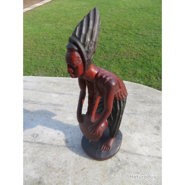 Sculpture Africaine en bois sculpt� � la main repr�sentant un homme jouant du tambour -AFRIQUE (XXe)