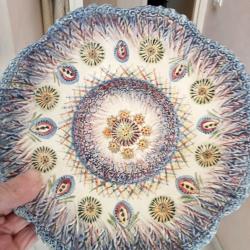 plat decor main diam&egrave;tre 25 cm