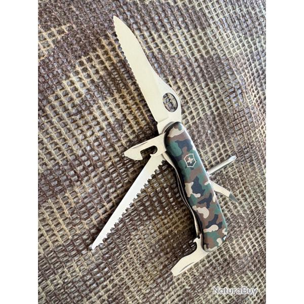 COUTEAU VICTORINOX TRAILMASTER CAMOUFLAGE