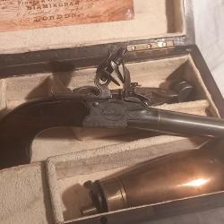 JOLI PISTOLET SILEX A COFFRE BALLE  FORCEE LONDON 18 EME  DANS SA CASETTE